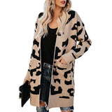Modische lässige Leoparden-Strickjacke