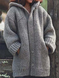 Einfarbige Strickjacke mit Kapuze
