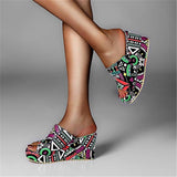 Charakteristisch Muster Slip On Keilabsatzschuhe