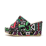 Charakteristisch Muster Slip On Keilabsatzschuhe