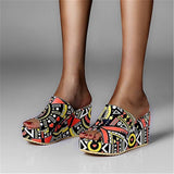 Charakteristisch Muster Slip On Keilabsatzschuhe
